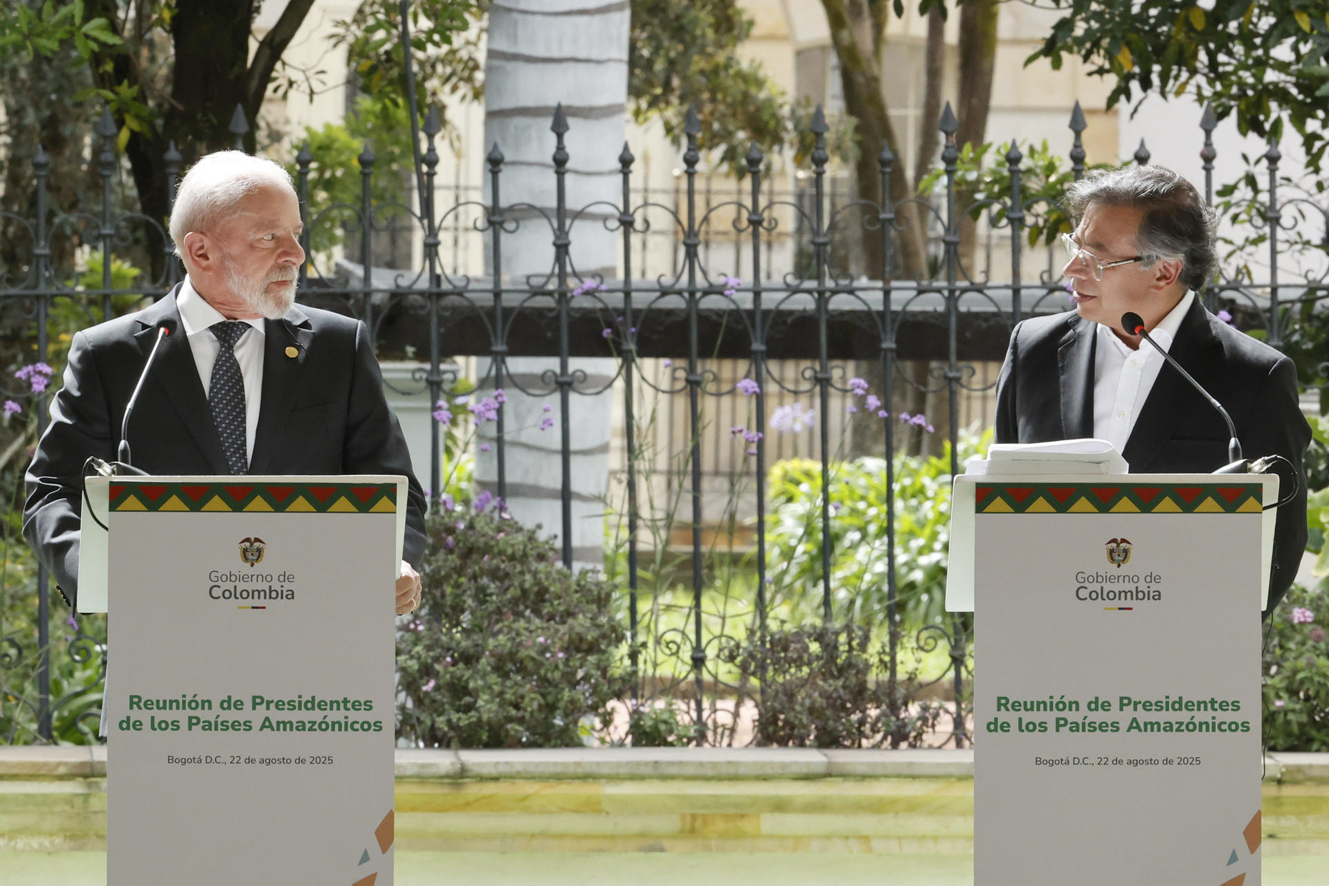 El presidente de Brasil, Luiz Inácio Lula da Silva (i), escucha a su homólogo de Colombia, Gustavo Petro, durante la V Cumbre de Países Amazónicos este viernes, en Bogotá (Colombia). EFE/ Mauricio Dueñas Castañeda