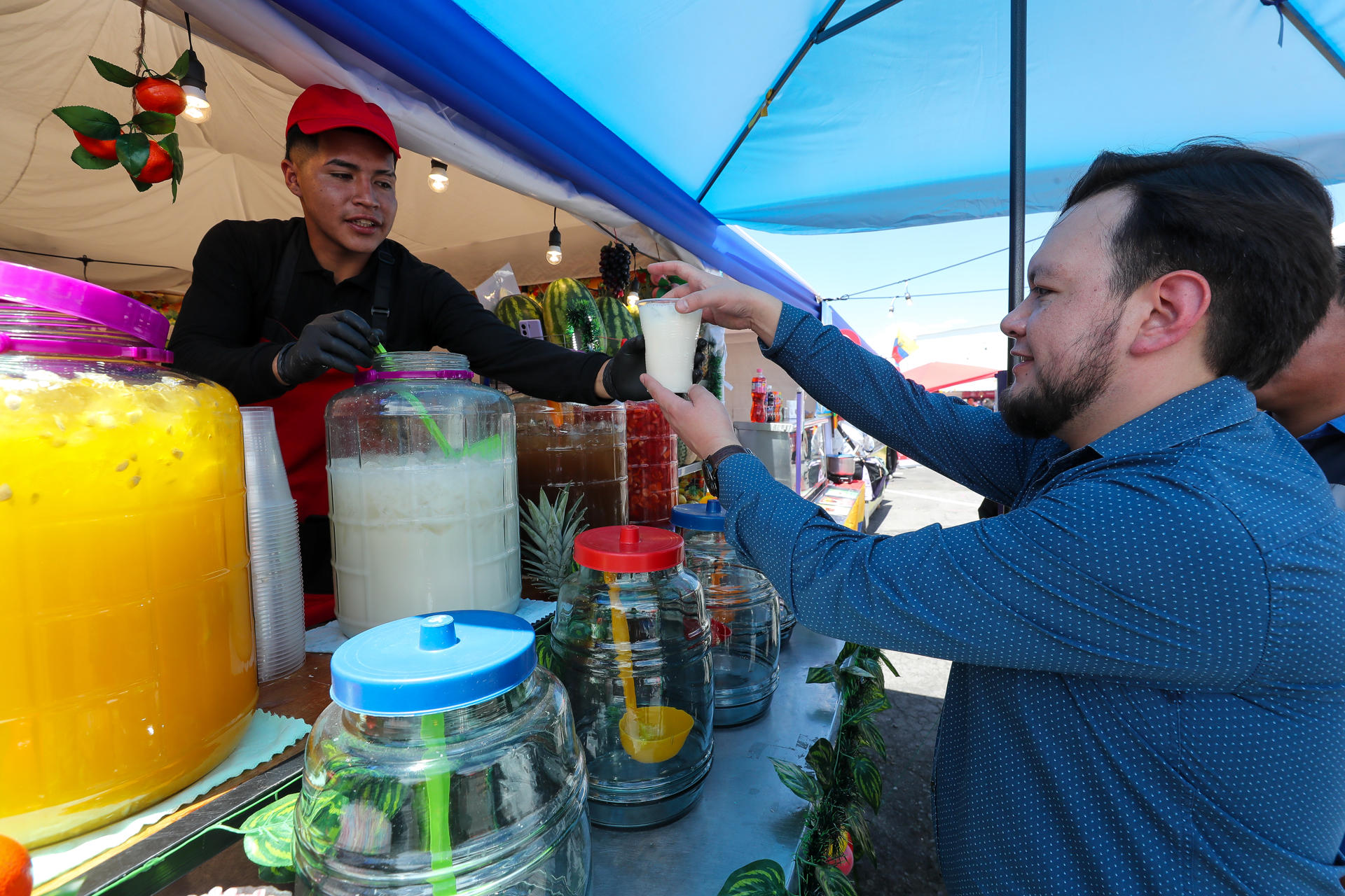 Un hombre compra una bebida durante la cuarta edición del Hueca Fest este viernes, en Quito (Ecuador). EFE/ José Jácome