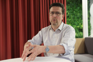 'Nunca más' es una película finlandesa sobre el empresario Abraham Stiller, que consiguió frenar deportaciones de judíos a Alemania en la II Guerra Mundial, pero vivió atormentado por los casos en los que falló: "Es una historia muy universal sobre la culpa", ha explicado a EFE su director, Klaus Härö. EFE/PABLO R. SECO