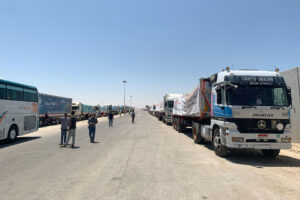 Camiones cargados con ayuda humanitaria con destino a la Franja de Gaza esperan en la puerta fronteriza de Rafah, entre Egipto y la Franja de Gaza el 6 de agosto de 2025. 
EFE/ Pablo De Aguinaco