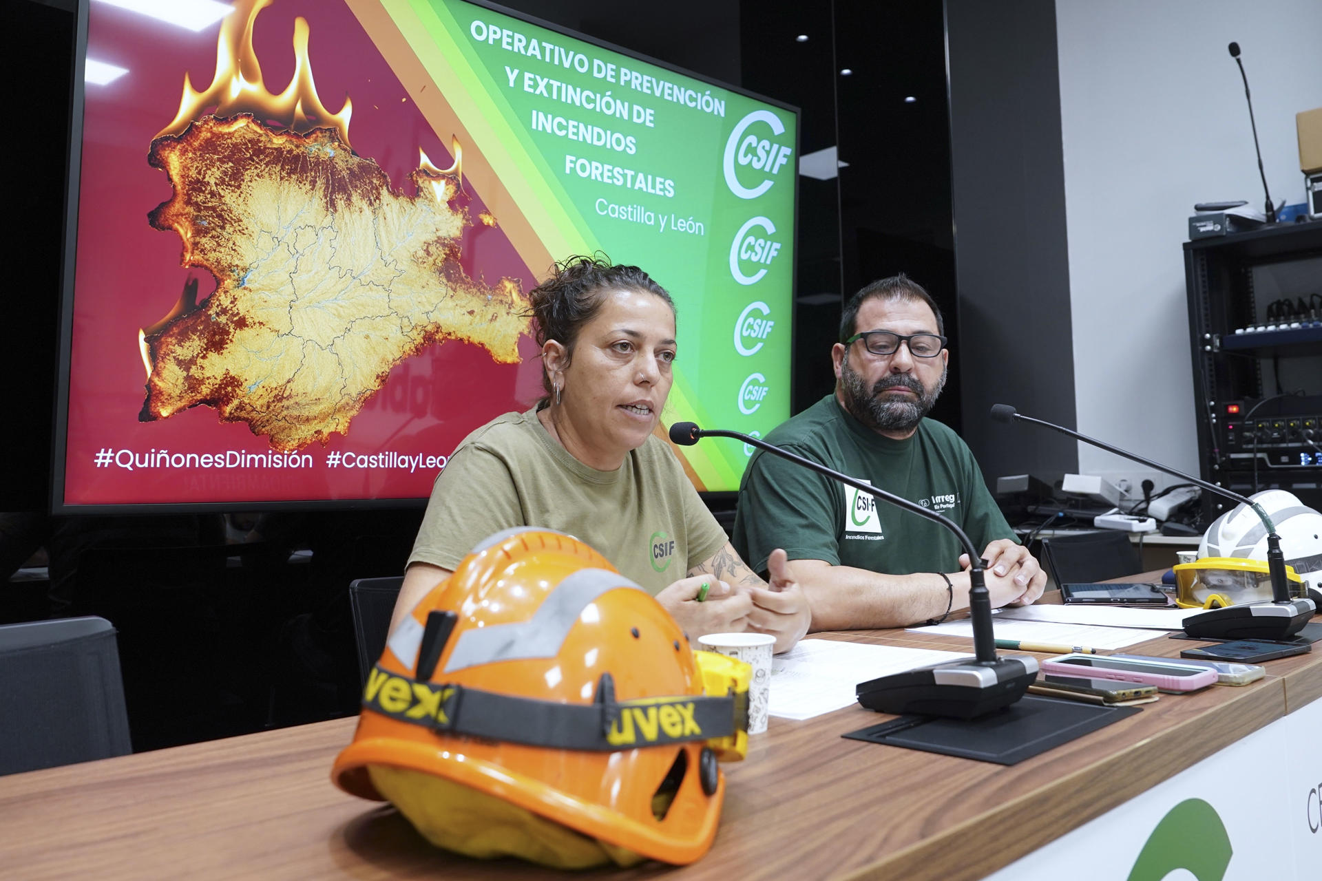 El presidente del sector de Administración General de la Junta de CSIF Castilla y León, Agustín Argulo, y la delegada de Medioambiente y agente medioambiental, Sara Mateos, ofrecen una rueda de prensa para informar de las carencias del actual modelo antiincendios en Castilla y León y avanzan sus propuestas de mejora. EFE/Nacho Gallego