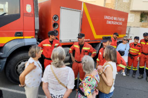 Los vecinos de la localidad cacereña de Plasencia han querido despedir entre aplausos a los efectivos de la Unidad Militar de Emergencias (UME) tras su trabajo en las labores de extinción del incendio forestal de Jarilla (Cáceres). Los miembros de la UME han estado alojados en el Palacio de Congresos de la capital del Jerte. EFE/ Eduardo Palomo