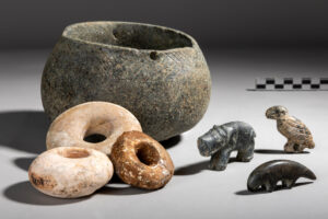 KARAHANTEPE (TURQUÍA), 23/08/2025.- Una vasija de piedra con tres figuritas de animales en su interior hallada en la excavación neolítica de Karahantepe, en el sureste de Turquía, de al menos 10.000 años de antigüedad, puede ser el ejemplo más antiguo de una historia contada a través de símbolos, un antepasado de la escritura, según el arqueólogo turco Necmi Karul. Karahantepe, junto al más conocido Göbeklitepe, es un asentamiento neolítico fechado entre 9.500 y 8.000 a.C., perteneciente a una cultura de cazadores y recolectores, que aún no conocían ni la cerámica ni la agricultura, pero ya poseían altas capacidades artesanales y artísticas. EFE/Ministerio de Cultura y Turismo de Turquía/Yusuf Aslan  *****SOLO USO EDITORIAL/SOLO DISPONIBLE PARA ILUSTRAR LA NOTICIA QUE ACOMPAÑA (CRÉDITO OBLIGATORIO) *****