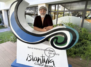 El actor Roberto Álamo, este sábado en Islantilla (Huelva), en la comparecencia ante la prensa antes de recibir esta noche el premio Luis Ciges en reconocimiento a su carrera en la XVIII edición del Festival Internacional de Cine bajo la Luna de Islantilla, que se ha celebrado durante los meses de julio y agosto en este enclave turístico de la costa de Huelva. EFE/Fermín Cabanillas