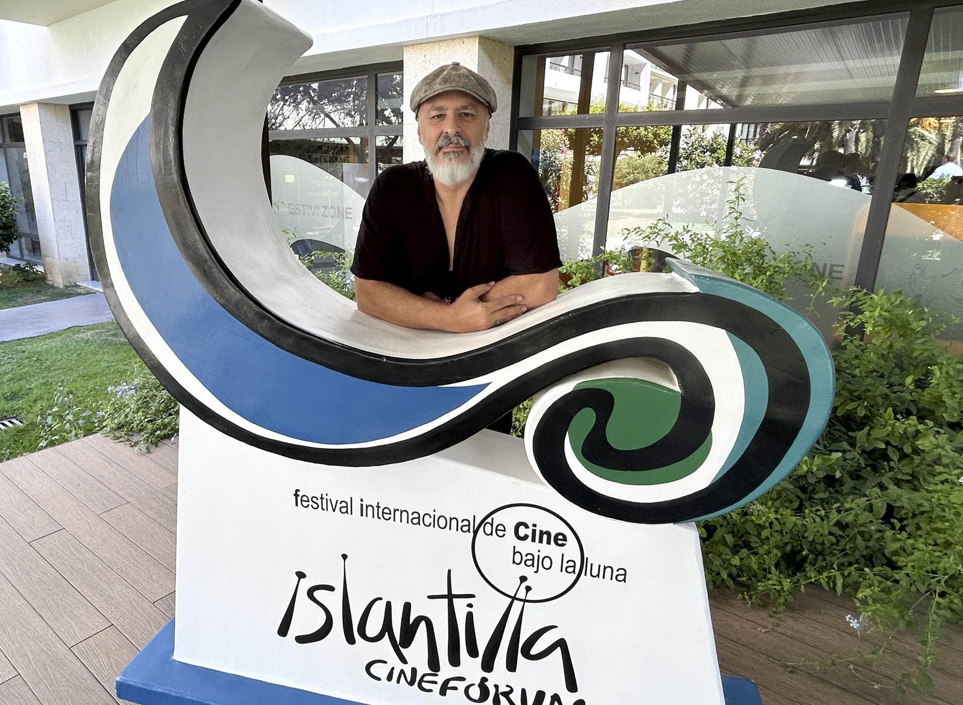 El actor Roberto Álamo, este sábado en Islantilla (Huelva), en la comparecencia ante la prensa antes de recibir esta noche el premio Luis Ciges en reconocimiento a su carrera en la XVIII edición del Festival Internacional de Cine bajo la Luna de Islantilla, que se ha celebrado durante los meses de julio y agosto en este enclave turístico de la costa de Huelva. EFE/Fermín Cabanillas