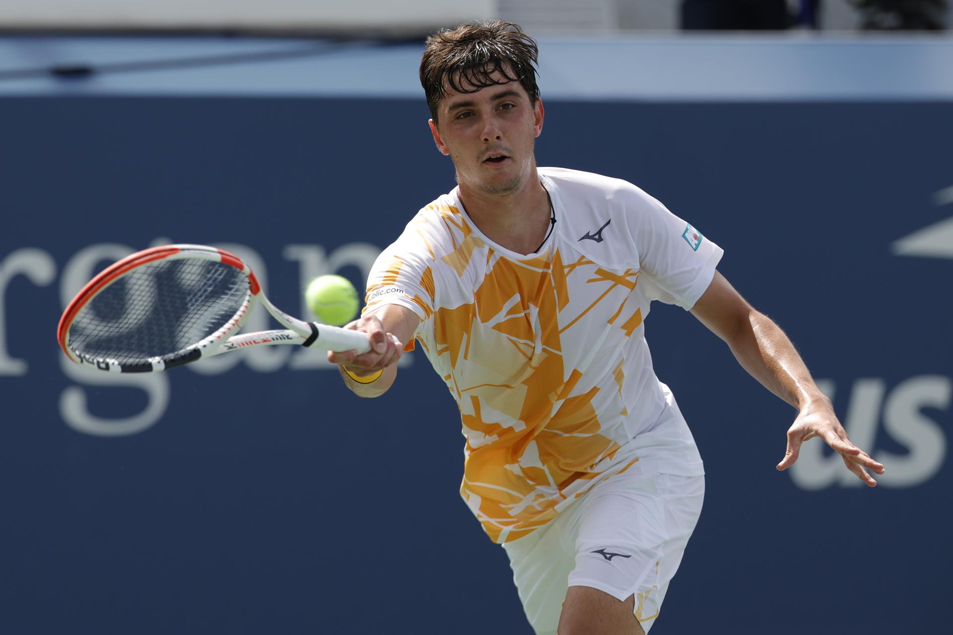 Alexander Shevchenko, de Kazajistán, en acción contra Alejandro Davidovich, de España, durante la primera ronda del Abierto de EE.UU. en el Centro Nacional de Tenis USTA Billie Jean King en Flushing Meadows, Nueva York. EFE/EPA/JOHN G. MABANGLO