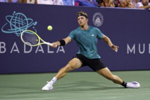 Alejandro Davidovich Fokina de España en acciónen el torneo de tenis Mubadala Citi DC. EFE/EPA/WILL OLIVER