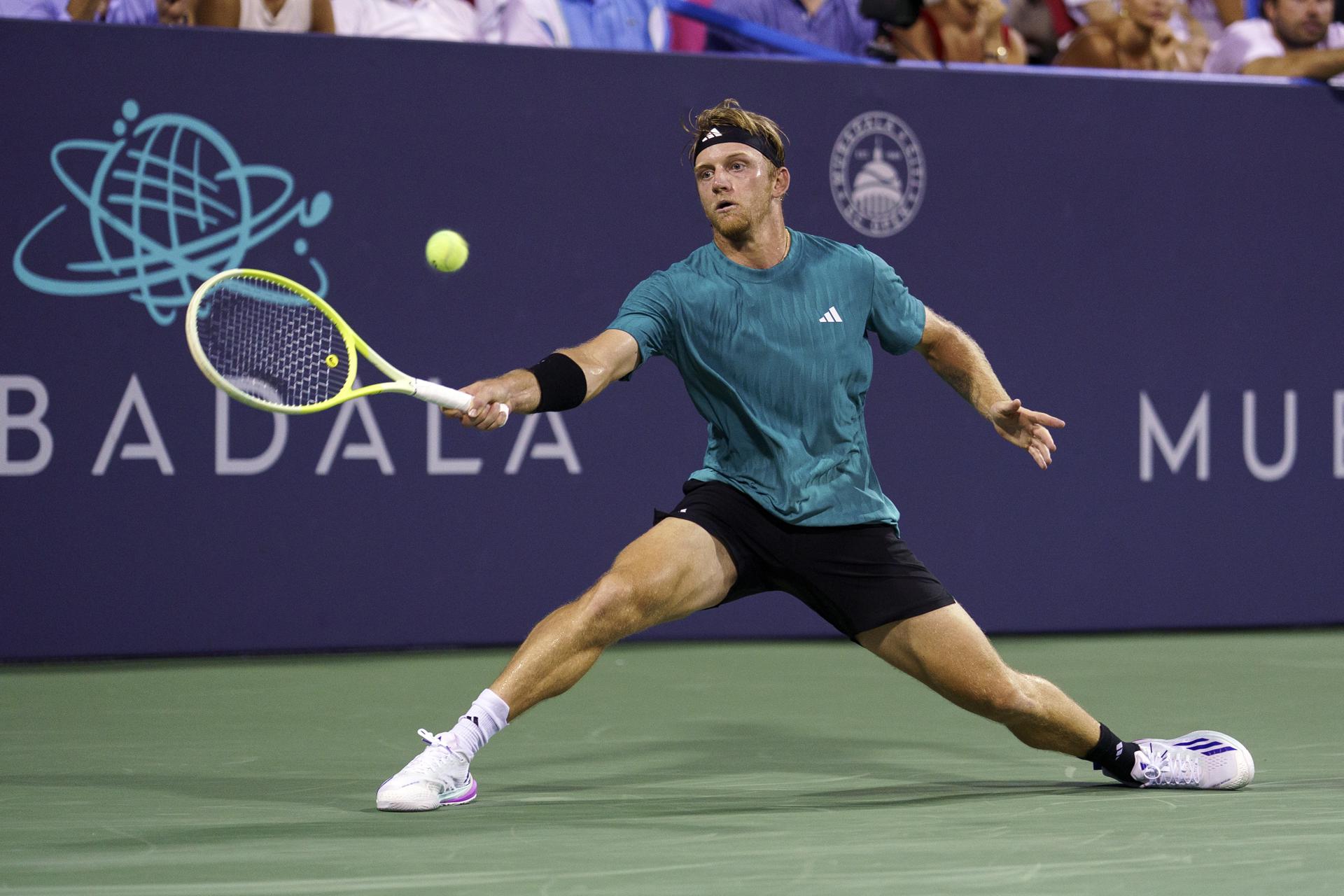 Alejandro Davidovich Fokina de España en acciónen el torneo de tenis Mubadala Citi DC. EFE/EPA/WILL OLIVER