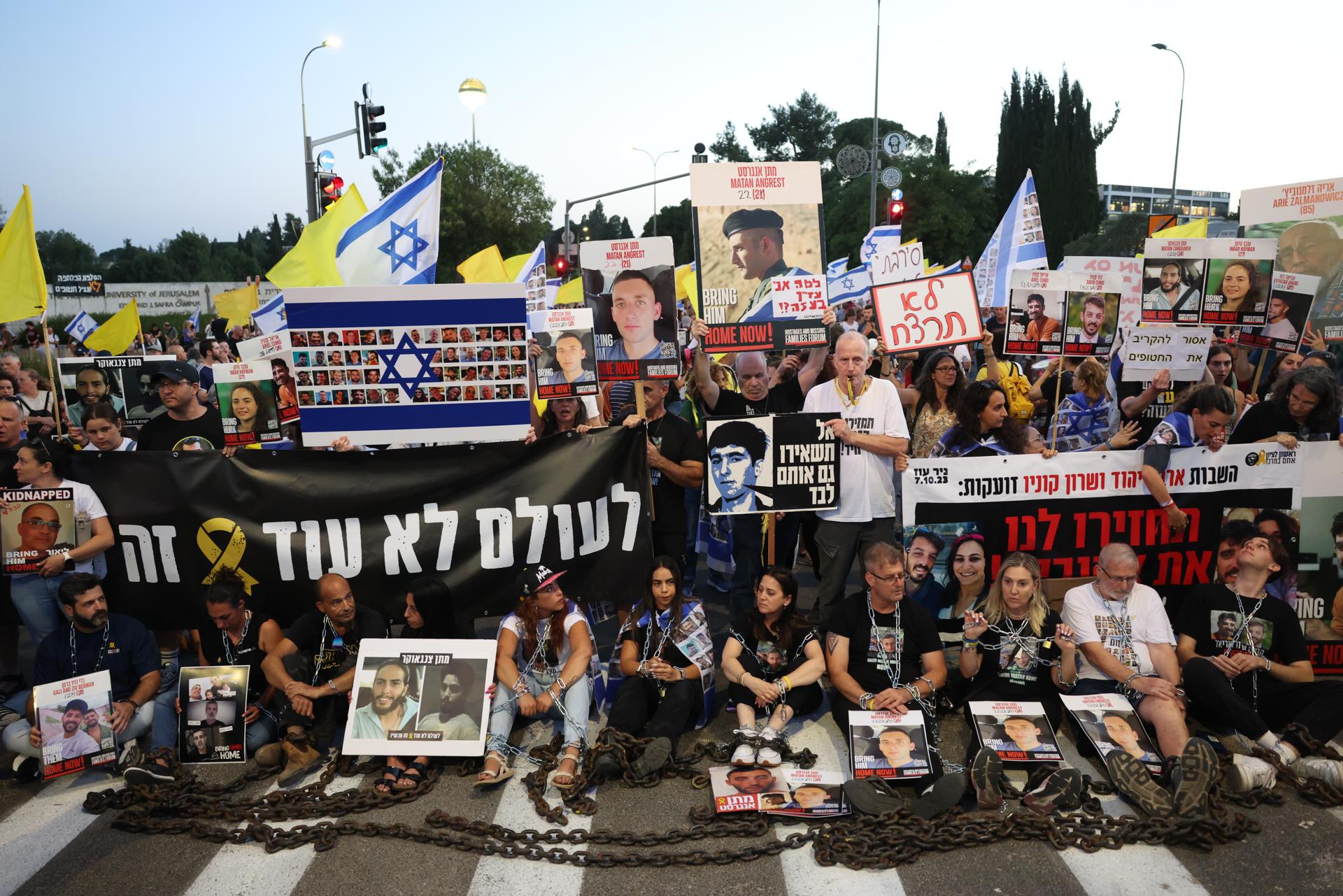 Familiares y partidarios de los rehenes israelíes retenidos por Hamás en Gaza protestan frente a la oficina del Primer Ministro israelí durante una sesión del gabinete de seguridad, para exigir la liberación inmediata de los rehenes y el fin de la guerra, en Jerusalén, el 7 de agosto de 2025. (Protestas, Jerusalén) EFE/EPA/ABIR SULTAN
