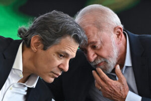 Foto de archivo del presidente de Brasil, Luiz Inácio Lula da Silva (d), habla con el ministro de Hacienda, Fernando Haddad (i). EFE/Andre Borges