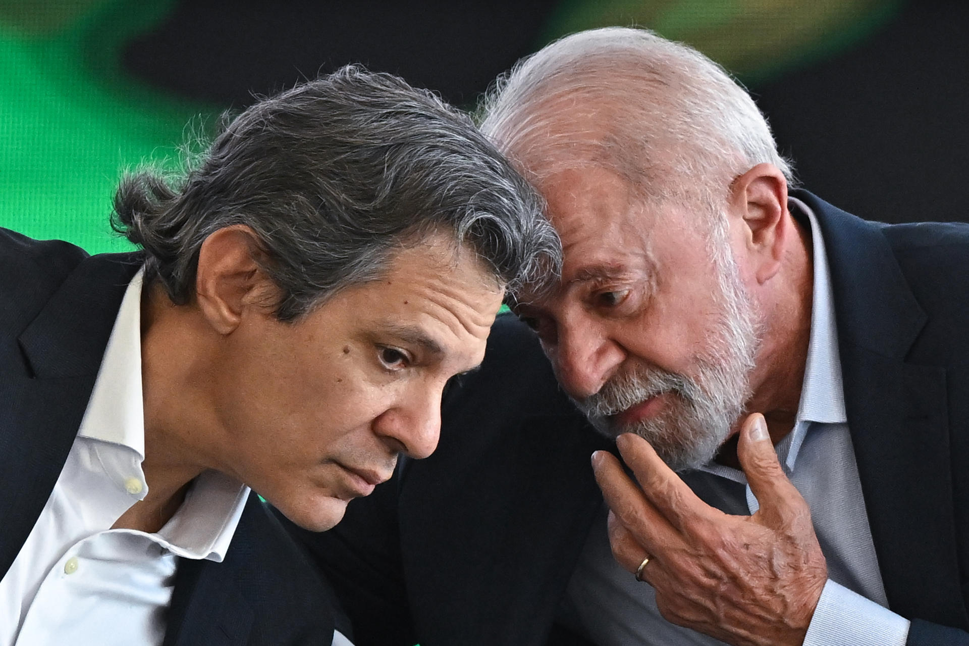 Foto de archivo del presidente de Brasil, Luiz Inácio Lula da Silva (d), habla con el ministro de Hacienda, Fernando Haddad (i). EFE/Andre Borges