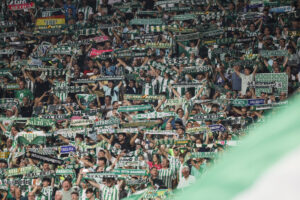 Aficionados del Betis en las gradas en el partido de LaLiga EA Sports entre el Real Betis y el Alavés, en foto de archivo de José Manuel Vidal. EFE