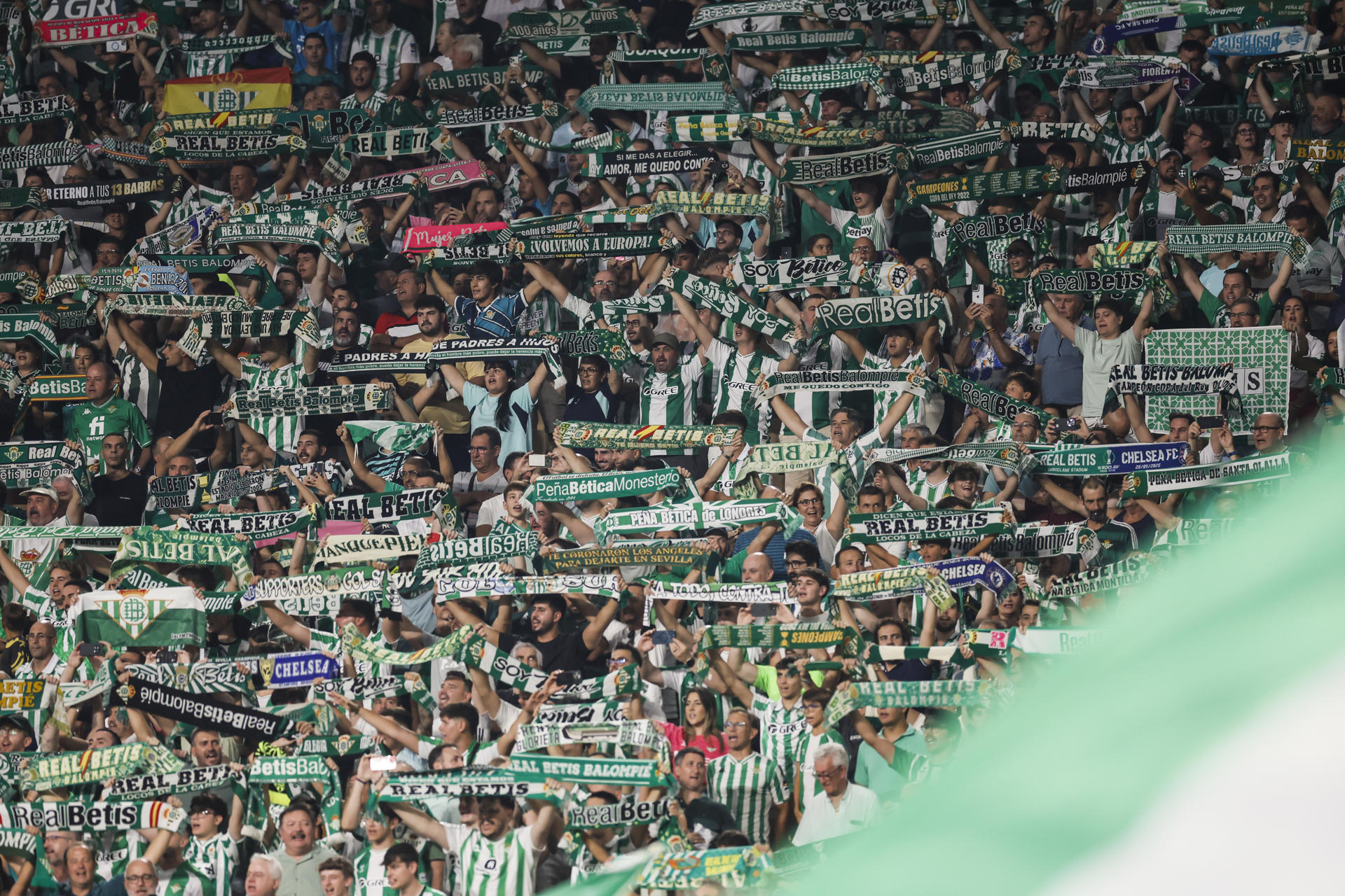 Aficionados del Betis en las gradas en el partido de LaLiga EA Sports entre el Real Betis y el Alavés, en foto de archivo de José Manuel Vidal. EFE