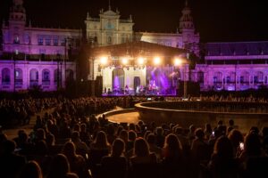 Una imagen de un concierto del Icónica Sevilla Fest, en la Plaza de España, en Sevilla. EFE/ Raúl Caro.