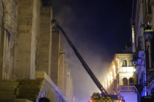 El incendio declarado este viernes en el interior de la Mezquita-Catedral de Córdoba, Patrimonio de la Humanidad, originado en una de las capillas y que se ha extendido hasta las cubiertas, ya está acotado y en proceso de extinción, según han informado a EFE fuentes del Cabildo Catedral. El fuego se habría originado sobre las 21:15 horas en una capilla ubicada en las naves de Almanzor y que se estaba utilizando como almacén de la maquinaria que se usa habitualmente en el templo, aunque se desconocen las causas que han originado las llamas. EFE/ Salas