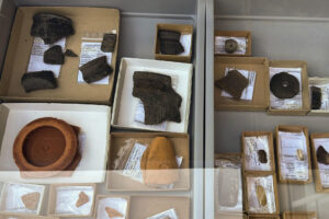 Ejemplos de los nuevos artefactos localizados en la localidad austríaca de Hallstatt y que han permitido retrasar en 500 años, hasta 7.500, el momento del establecimiento aquí de los primeros grupos humanos, dedicados a la extracción de sal en la considerada la mina más antigua del mundo de este producto. EFE/ Núria Morchón