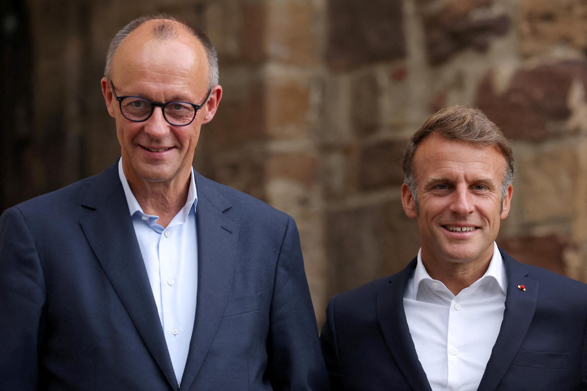 El presidente francés Emmanuel Macron (R) recibe al canciller alemán Friedrich Merz para una cena de trabajo en el Fort de Bregancon en Bormes-les-Mimosas, Francia, el 28 de agosto de 2025, la víspera de una reunión del gabinete franco-alemán. (Francia, Alemania) EFE/EPA/Manon Cruz / POOL MAXPPP OUT