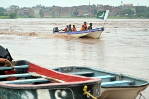 Equipos de rescate patrullan por el río Ravi, en Pakistán, tras la subida de las aguas en Lahore. EFE/EPA/AMJAD HUSSAIN