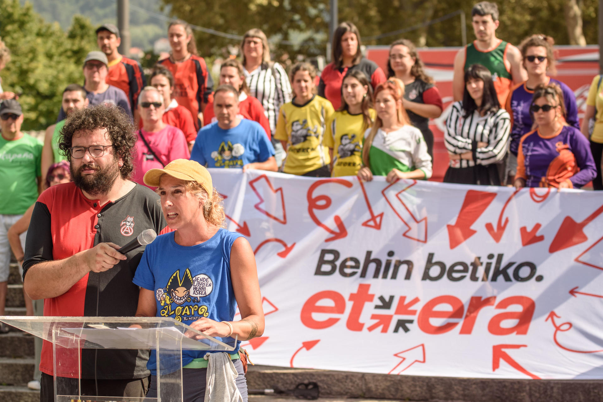 Galder Antón (i) y Eider Cortezón han informado este martes en una rueda de prensa sobre la movilización que la red ciudadana de apoyo a los presos de ETA Sare y Bilboko Kompartsak realizarán durante las fiestas de Bilbao. EFE/Javier Zorrilla