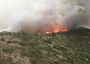Vista del incendio forestal declarado en Teresa de Cofrentes y que ha provocado el desalojo de dos pedanías. EFE/Infocam Castilla La Mancha SOLO USO EDITORIAL/SOLO DISPONIBLE PARA ILUSTRAR LA NOTICIA QUE ACOMPAÑA (CRÉDITO OBLIGATORIO)