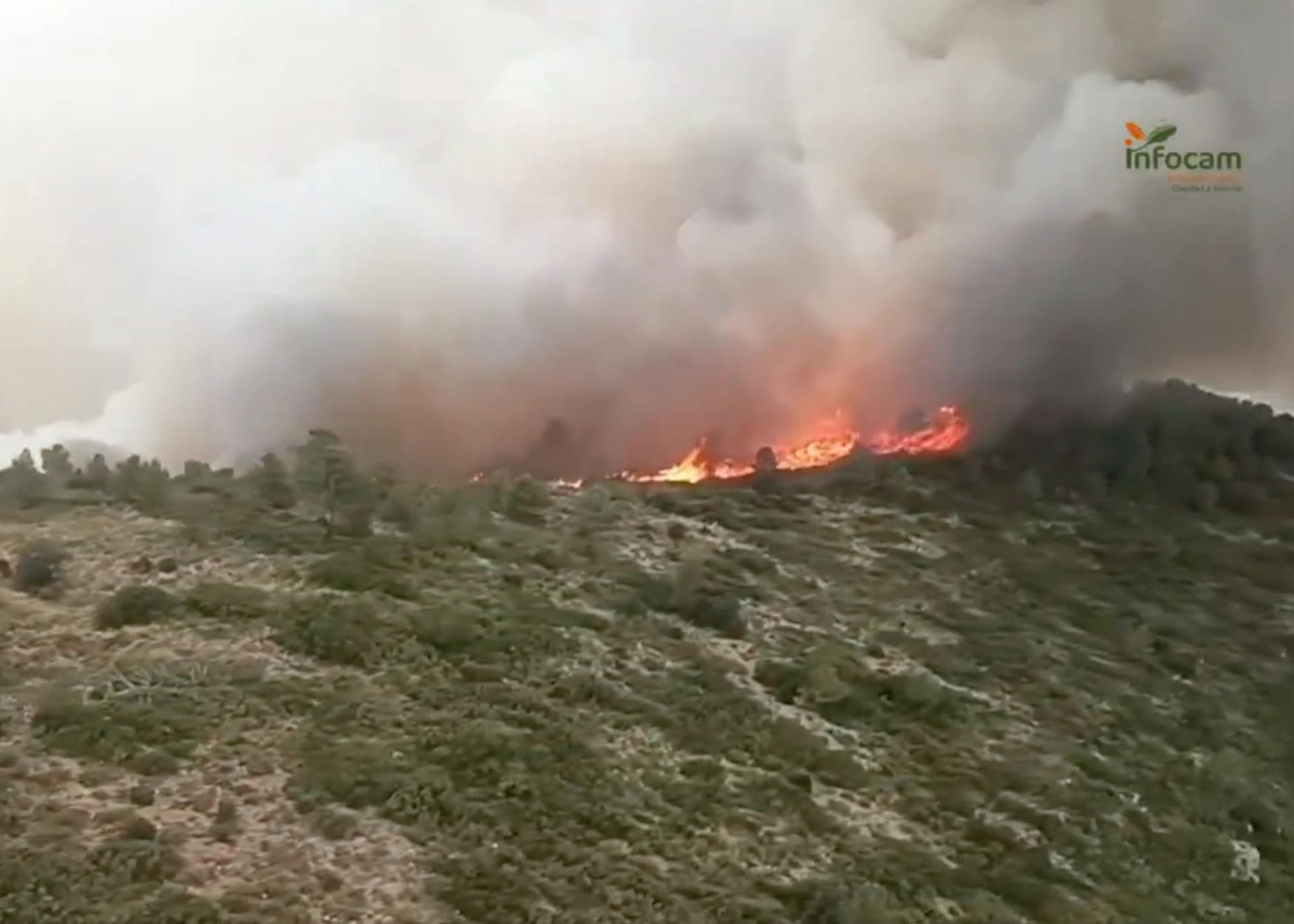 Vista del incendio forestal declarado en Teresa de Cofrentes y que ha provocado el desalojo de dos pedanías. EFE/Infocam Castilla La Mancha SOLO USO EDITORIAL/SOLO DISPONIBLE PARA ILUSTRAR LA NOTICIA QUE ACOMPAÑA (CRÉDITO OBLIGATORIO)
