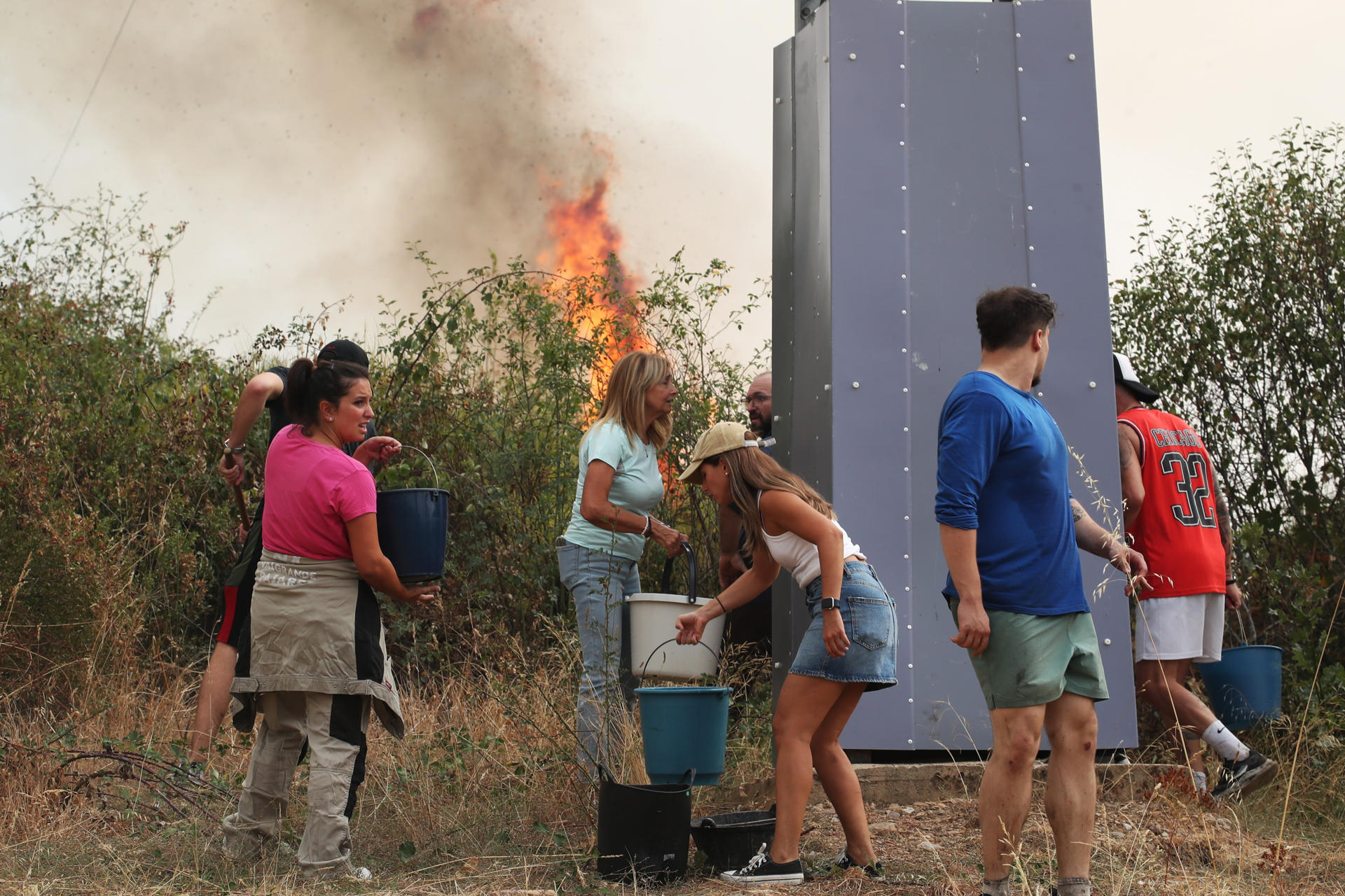 Dos nuevos incendios en las localidades de Garaño y Molinaseca así como la reactivación del incendio de Fasgar han desalojado este domingo a más de 300 personas de diez localidades leonesas: Viñayo, Piedrasecha, Portilla de Luna y Sagüera de Luna (incendio de Garaño), y por segunda vez las localidades de Fasgar, Vegapujin, Posada de Omaña, Torrecillo y Barrio de la Puente, así como Lombillo de los Barrios. EFE/ Ana F. Barredo
