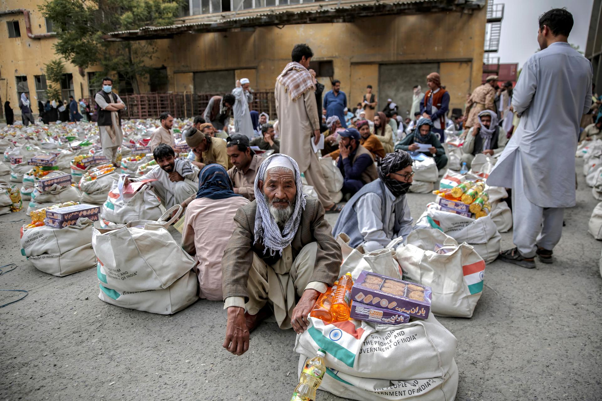Refugiados afganos reciben raciones donadas por el gobierno indio, en Kabul, Afganistán, 01 de agosto de 2025. La distribución de ayuda donada por la India comenzó en Kabul para las familias afganas retornadas como parte de una iniciativa más amplia del Ministerio de Refugiados y Repatriaciones, ya que casi dos millones de refugiados afganos han sido deportados por la fuerza en los últimos meses, principalmente de Irán, Pakistán y Turquía. (Afganistán, Turquía) EFE/EPA/SAMIULLAH POPAL