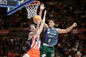 El escolta del Coruña Aleix Font (i) entra a canasta ante Kameron Taylor, de Unicaja, durante el encuentro correspondiente a la cuarta jornada de la Liga Endesa que Leyma Coruña y Unicaja Málaga disputaron en el Coliseum de A Coruña. Foto de archivo de: Cabalar/EFE