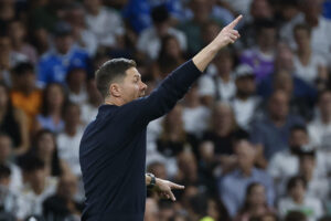 El entrenador del Real Madrid Xabi Alonso durante el partido de la tercera jornada de LaLiga frente al RCD Mallorca, en el estadio Santiago Bernabéu. EFE/Chema Moya