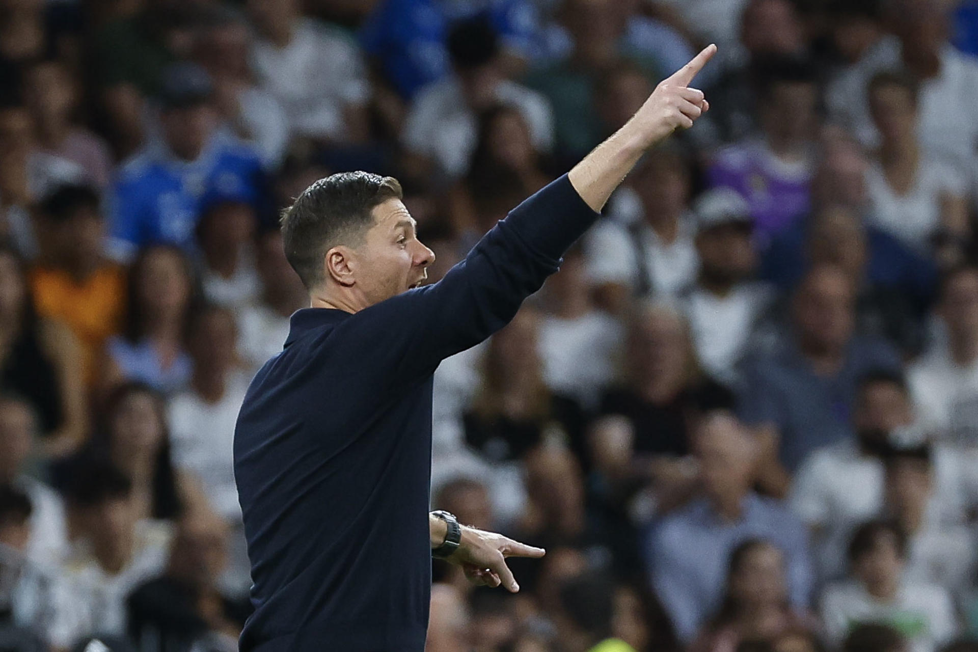 El entrenador del Real Madrid Xabi Alonso durante el partido de la tercera jornada de LaLiga frente al RCD Mallorca, en el estadio Santiago Bernabéu. EFE/Chema Moya