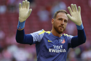El portero del Atlético de Madrid, el esloveno Jan Oblak en el calentamiento previo al partido de fútbol de LaLiga EA Sports entre el Atlético de Madrid y el Elche, en el estadio Metropolitano de Madrid. EFE/ Mariscal