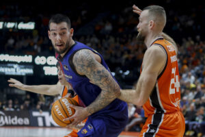Willy Hernangomez (i), del FC Barcelona, y Matt Costello, del Valencia Basket, durante un partido de la pasada temporada en la Liga Endesa. EFE/Miguel Ángel Polo