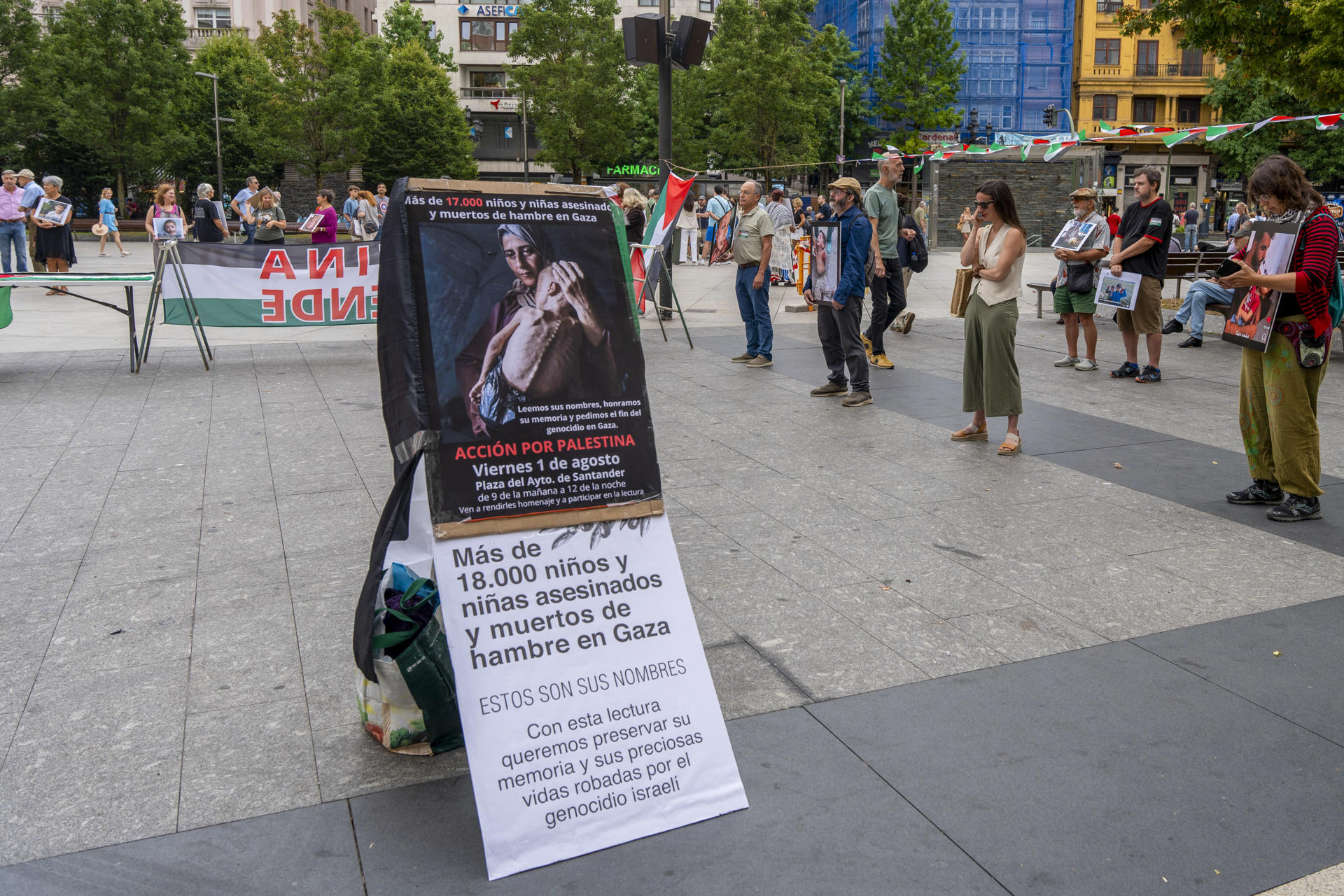 Acción por Palestina organiza un acto simbólico de recuerdo a los ciudadanos de Gaza, en el que se leerán desde las 9 de la mañana hasta las doce de la noche, los nombres de los niños asesinados en Gaza. EFE/ Román G.Aguilera