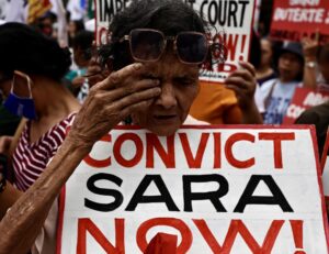 MANILA (Philippines), 06/08/2025.- An elderly Filipino woman holds a placard during a demonstration calling for the impeachment of Vice-President Sara Duterte outside the Philippine Senate in Manila, Philippines, 06 August 2025. The protestors called on both the Philippines’ Supreme Court and the Senate to uphold their constitutional duties and not block the impeachment complaint against Vice-president Sara Duterte. (Protestas, Filipinas) EFE/EPA/FRANCIS R. MALASIG