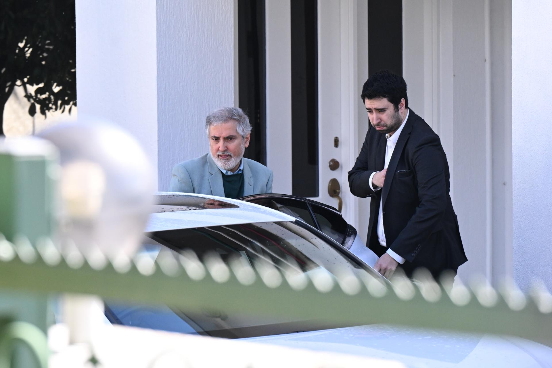 El embajador de Irán en Australia, Ahmad Sadeghi (i), abandonando este miércoles la delegación diplomática despues de ser expulsado ayer por el país oceánico.
EFE/EPA/LUKAS COCH AUSTRALIA AND NEW ZEALAND OUT