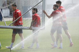 Los jugadores de Osasuna Jorge Herrando, Rubén García y Jon Moncayola, durante el entrenamiento del equipo rojillo en las instalaciones de Tajonar donde han estado preparando el partido que les enfrentara al Real Madrid el próximo martes en la primera jornada de la liga 2025-2026. EFE/Jesús Diges