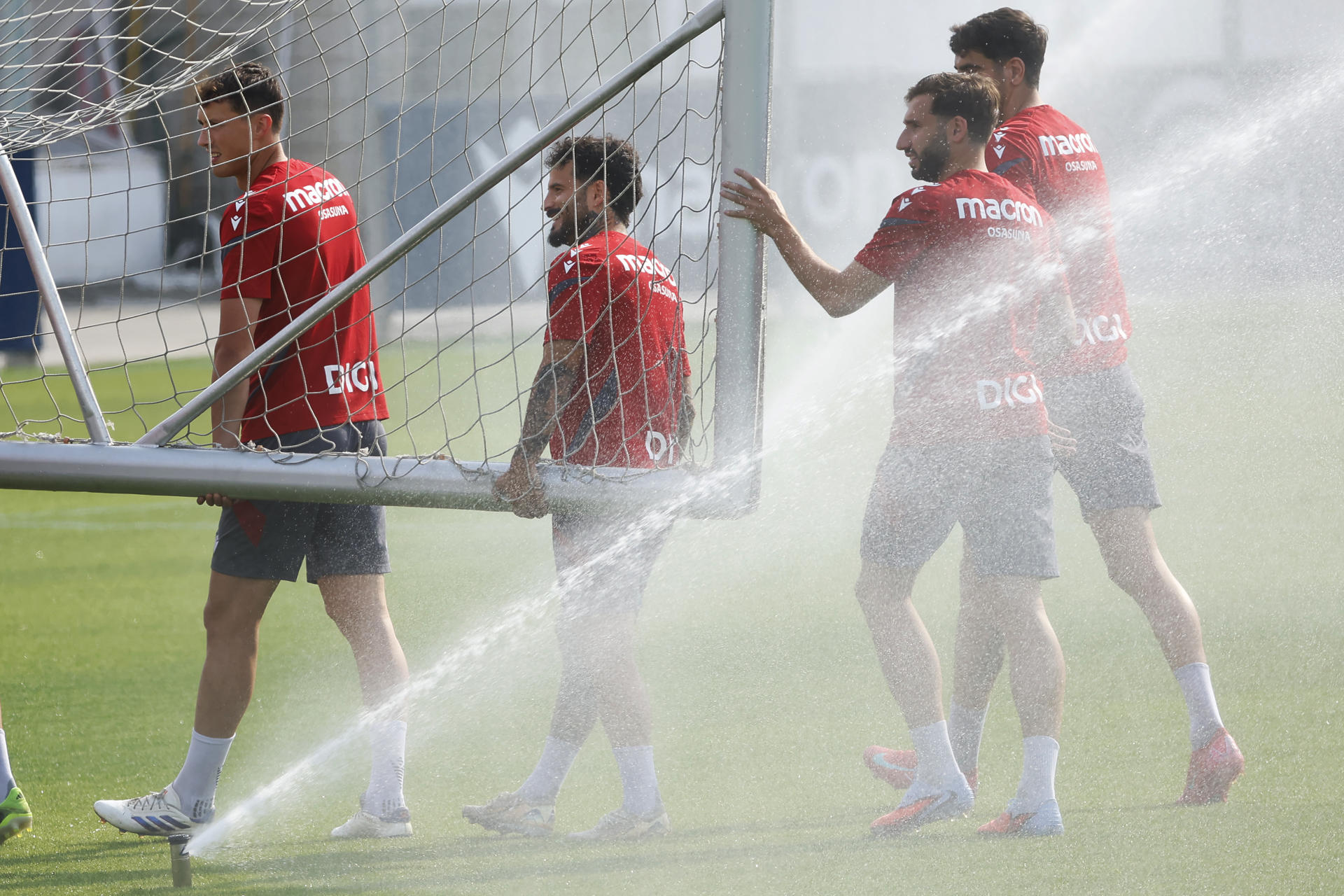 Los jugadores de Osasuna Jorge Herrando, Rubén García y Jon Moncayola, durante el entrenamiento del equipo rojillo en las instalaciones de Tajonar donde han estado preparando el partido que les enfrentara al Real Madrid el próximo martes en la primera jornada de la liga 2025-2026. EFE/Jesús Diges