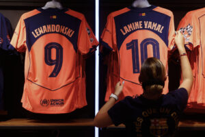 Aspecto de la tienda oficial del FC Barcelona este martes en que el Barcelona ha presentado la tercera equipación para la temporada 2025-26 de color "mango brillante", que pretende ser un homenaje al equipo entrenado por Pep Guardiola que conquistó los seis títulos en el año 2009. EFE/ Quique García