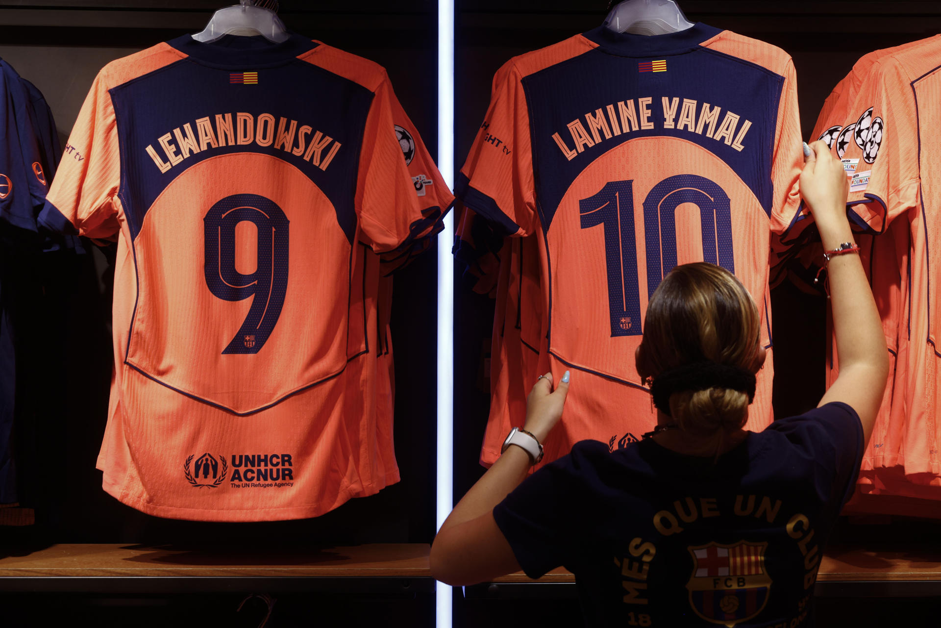 Aspecto de la tienda oficial del FC Barcelona este martes en que el Barcelona ha presentado la tercera equipación para la temporada 2025-26 de color "mango brillante", que pretende ser un homenaje al equipo entrenado por Pep Guardiola que conquistó los seis títulos en el año 2009. EFE/ Quique García