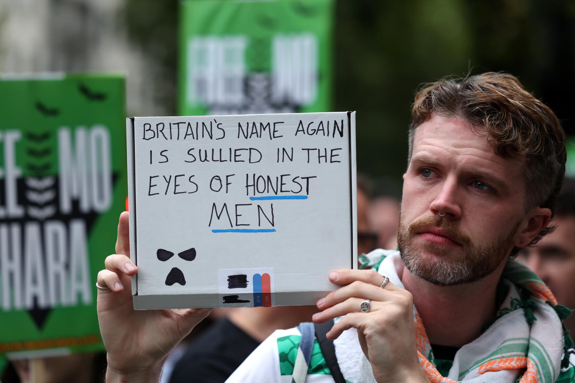 Un seguidor de Kneecap, Liam Óg Ó Hannaidh, con un cartel ante el Tribunal de Magistrados de Westminster, Londres, el 20 de agosto de 2025. EFE/EPA/NEIL HALL
