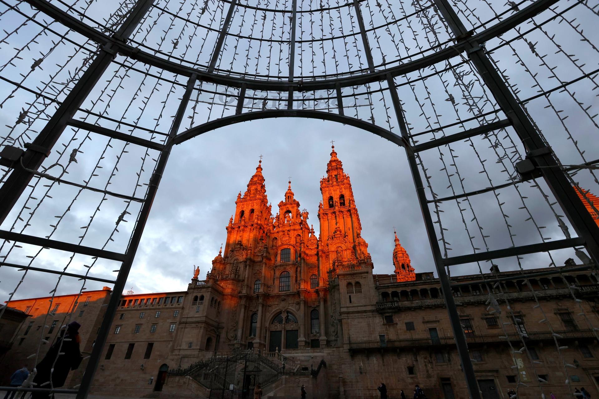 Imagen de archivo (11/01/2022) de atardecer con la puesta de sol sobre la fachada de la catedra de Santiago de Compostela.
EFE/Lavandeira jr