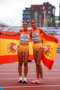 La española Sofía Santacreu (i) revalidó este sábado su título de campeona de Europa sub-20 en los 10 kilómetros marcha, mientras que su compatriota Aldara Meilán (d) se colgó el bronce en una destacada actuación para España en los Campeonatos de Europa de atletismo sub-20 que se disputan en Tampere (Finlandia). EFE/ RFEA/deportesmedia/