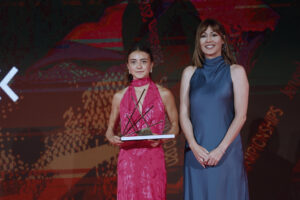 Fotografía de Rodrigo Jiménez, en la que puede verse en una imagen de archivo del 27 de abril de 2024 a la atleta Sofía Santacreu (i), durante una entrega de premios en la Gala del Atletismo español. EFE