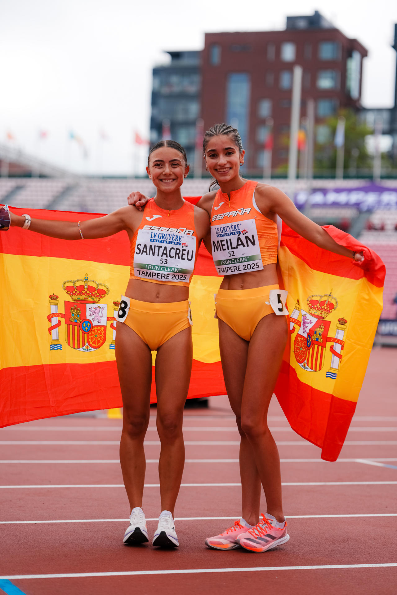 Fotografía de Rodrigo Jiménez, en la que puede verse en una imagen de archivo del 27 de abril de 2024 a la atleta Sofía Santacreu (i), durante una entrega de premios en la Gala del Atletismo español. EFE