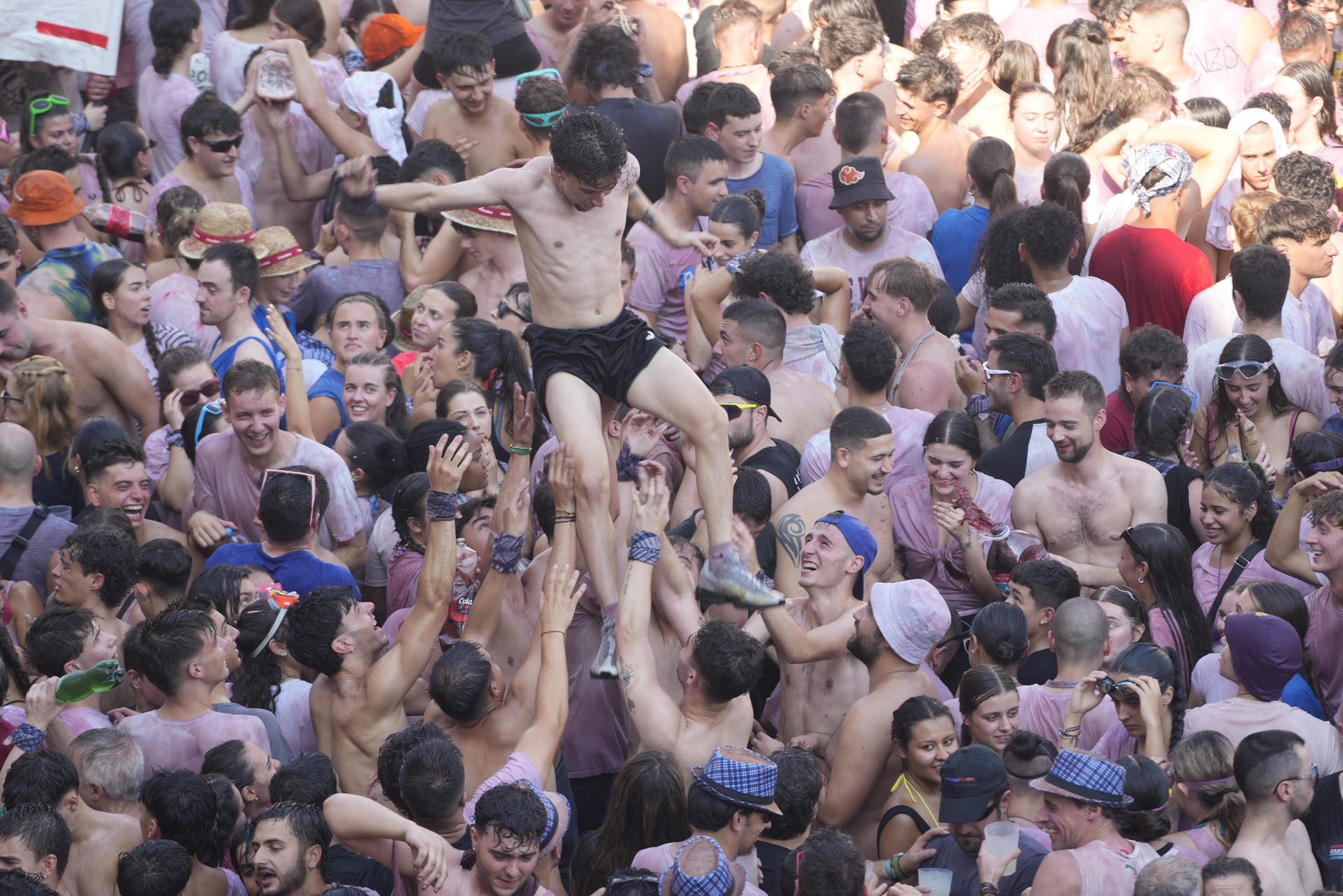 La bajada de Celedón este lunes ha dado comienzo a las Fiestas de la Blanca de la capital alavesa que, durante seis días llenarán las calles de la ciudad de distintas actividades festivas en las que las cuadrillas de blusas y neskas serán las protagonistas. EFE/ Adrian Ruiz Hierro
