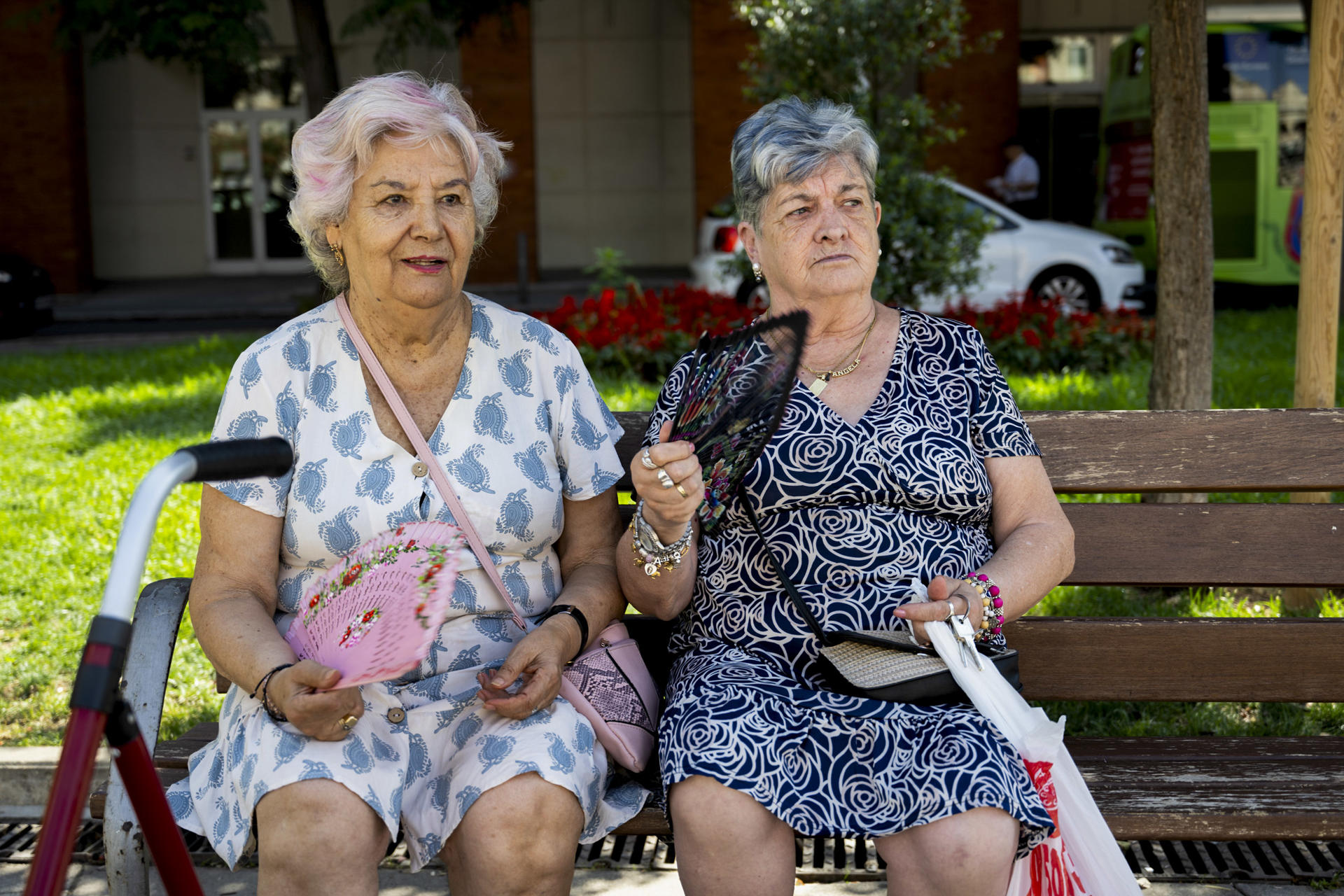 Dos señoras se abanican a la sombra este lunes en Ciudad Real. EFE/Jesús Monroy
