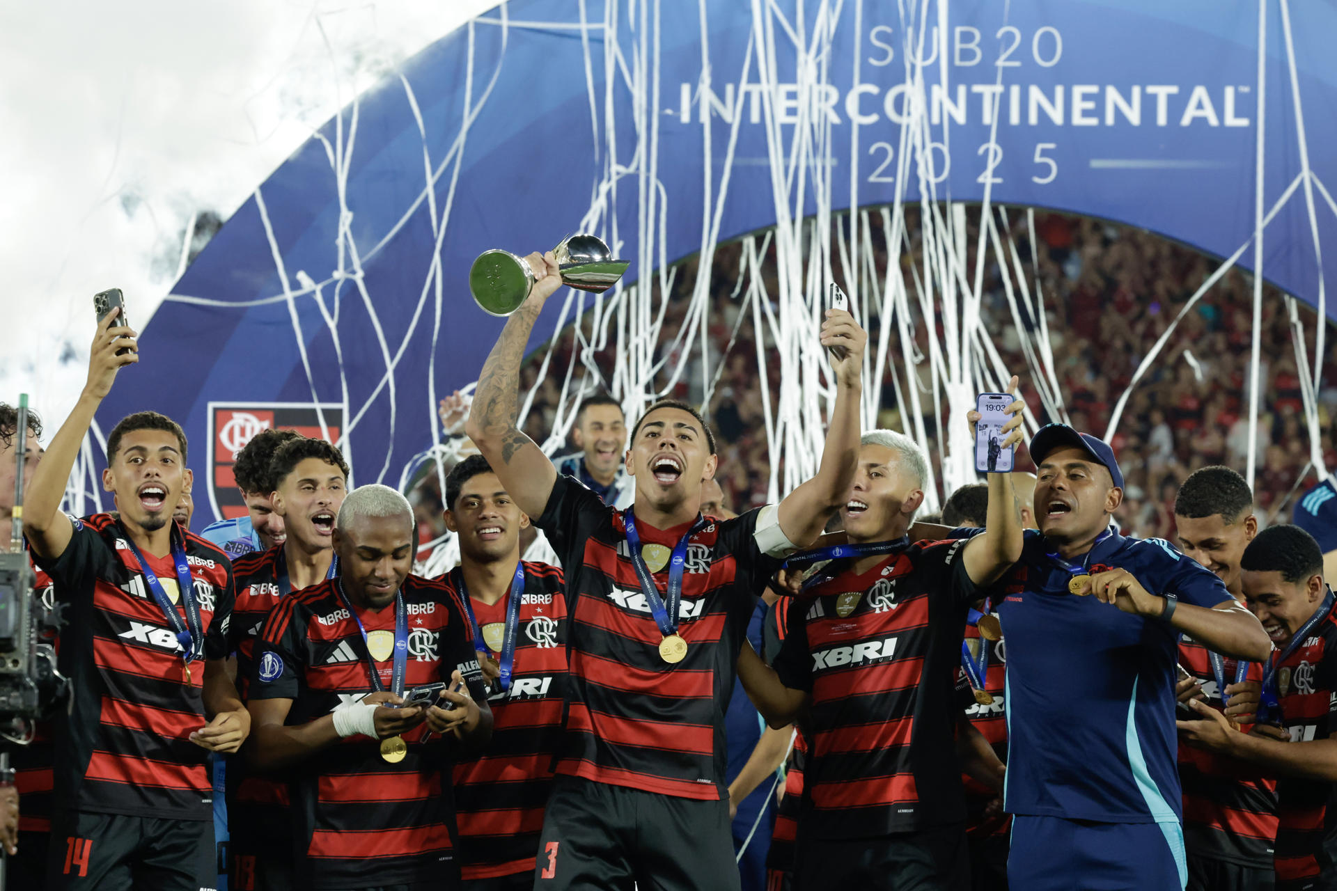 Los jugadores de Flamengo celebran este sábado la conquista del título de la Copa Intercontinental Sub-20 en el estadio Maracaná en una final contra el Barcelona español. EFE/ Andre Coelho