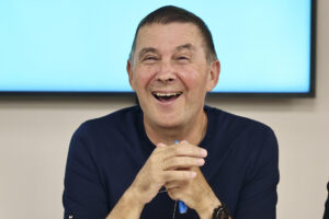 El secretario general de EH Bildu, Arnaldo Otegi, anunció hoy que su formación participará "con toda la predisposición" en la ronda de partidos anunciada ayer por el lehendakari, Imanol Pradales, pero con el objetivo de que estos encuentros sirvan para "cambiar las políticas públicas".EFE/Javi Colmenero