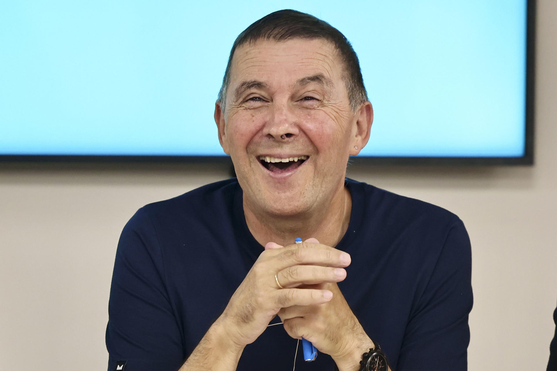 El secretario general de EH Bildu, Arnaldo Otegi, anunció hoy que su formación participará "con toda la predisposición" en la ronda de partidos anunciada ayer por el lehendakari, Imanol Pradales, pero con el objetivo de que estos encuentros sirvan para "cambiar las políticas públicas".EFE/Javi Colmenero