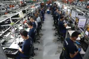Fotografía de archivo que muestra a trabajadores de la empresa brasileña Taurus. EFE/ Silvio Avila